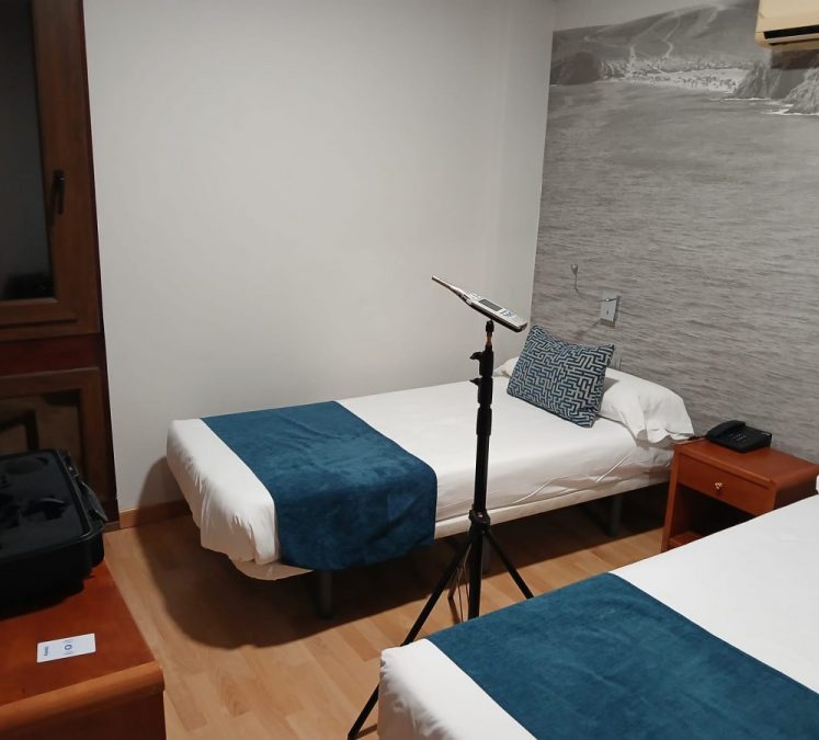 Medición acústica en habitación de hotel